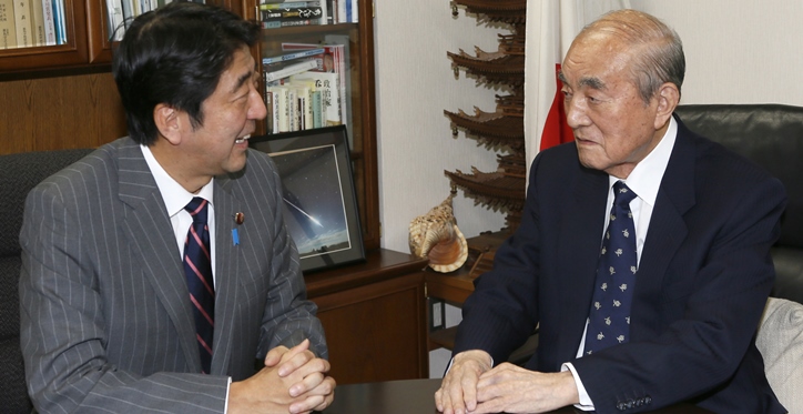 Shinzo Abe, left, meets with former Prime Minister Yasuhiro Nakasone in October 2012. In December 2016, Abe surpassed Nakasone to become the fourth-longest-serving prime minister in Japan’s postwar history. © KyodoNews